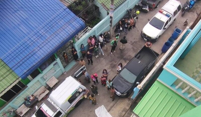 Nghe tiếng động lớn khi đang bấm điện thoại, người phụ nữ gục ngã sau khi kiểm tra Ảnh 1