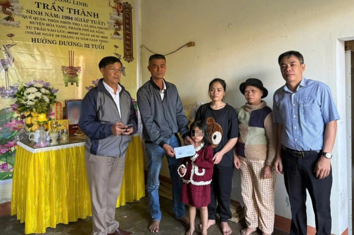 Hội đồng hương thành phố Đà Nẵng đến động viên và trao tiền hỗ trợ gia đình nạn nhân. Ảnh: Dân Trí 