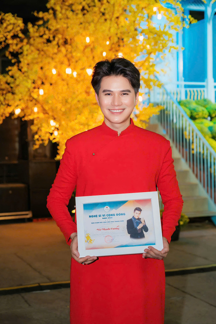 MC Vũ Mạnh Cường được trao tặng danh hiệu Nghệ sĩ vì cộng đồng năm 2024. (Ảnh: FBNV)