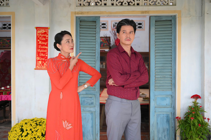 Nam MC cho biết, trong lần đầu đóng phim, việc phải làm tròn vai nhân vật và đóng cùng NSƯT Hạnh Thuý khiến anh khá áp lực. (Ảnh: FBNV)