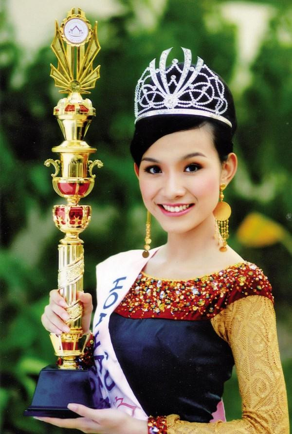 Thùy Lâm đăng quang Hoa hậu Hoàn vũ Việt Nam 2008. 