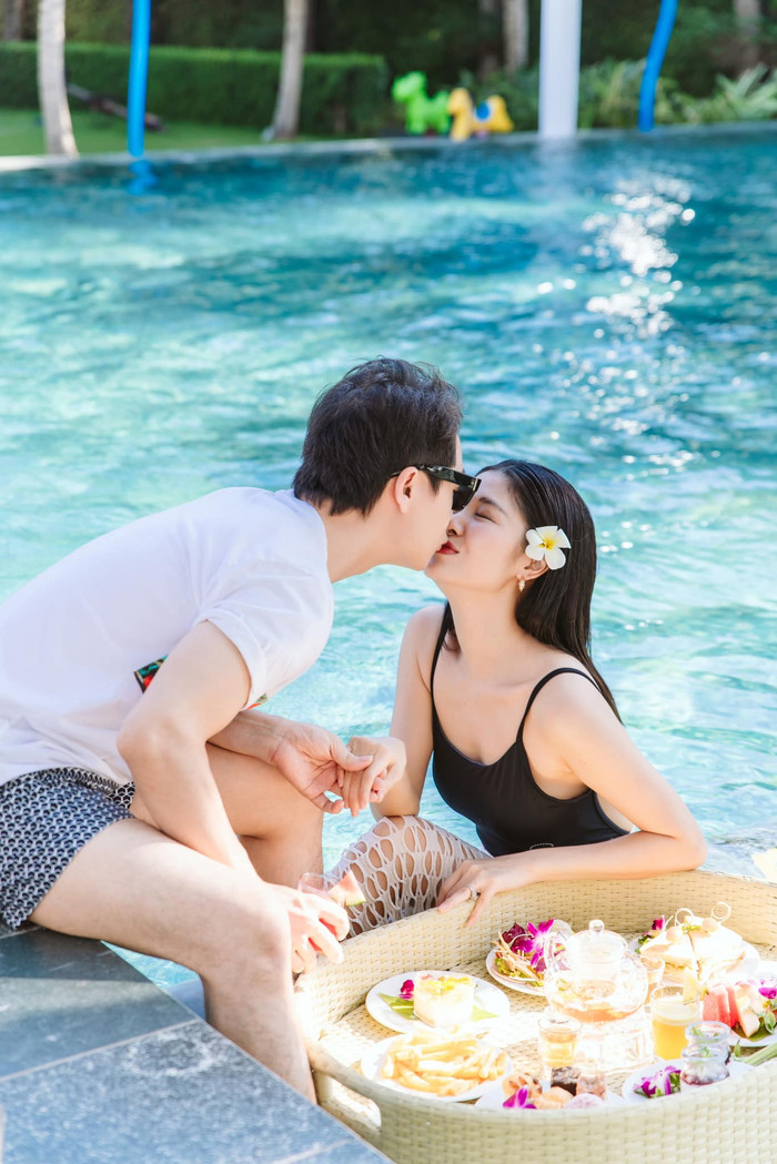 Xuyên suốt nhiều năm bên nhau, Đăng Khôi và Thuỷ Anh vẫn ngọt ngào như thuở mới yêu. (Ảnh: FBNV)