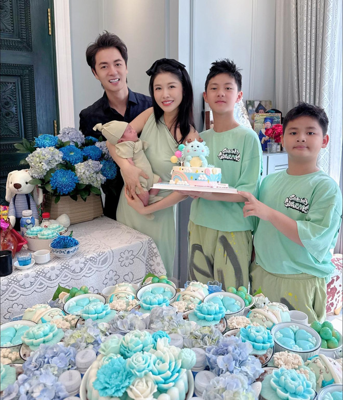 Ca sĩ Đăng Khôi và Thuỷ Anh có cuộc sống hạnh phúc, bình yên bên cạnh 3 con trai sau hơn một thập kỉ về chung nhà. (Ảnh: FBNV)