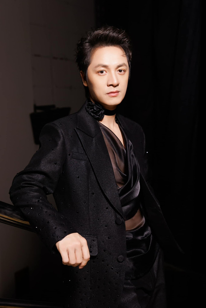 Nam ca sĩ Đăng Khôi từng mắc bệnh lạ về thính giác, phải nghỉ hát thời gian dài để điều trị. (Ảnh: FBNV)