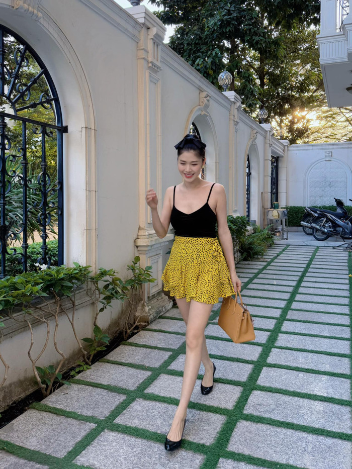 Hot girl Thuỷ Anh - vợ Đăng Khôi sở hữu vóc dáng nóng bỏng, là 'tay chơi' đồ hiệu có tiếng với bộ sưu tập đồ hiệu đắt đỏ. (Ảnh: FBNV)