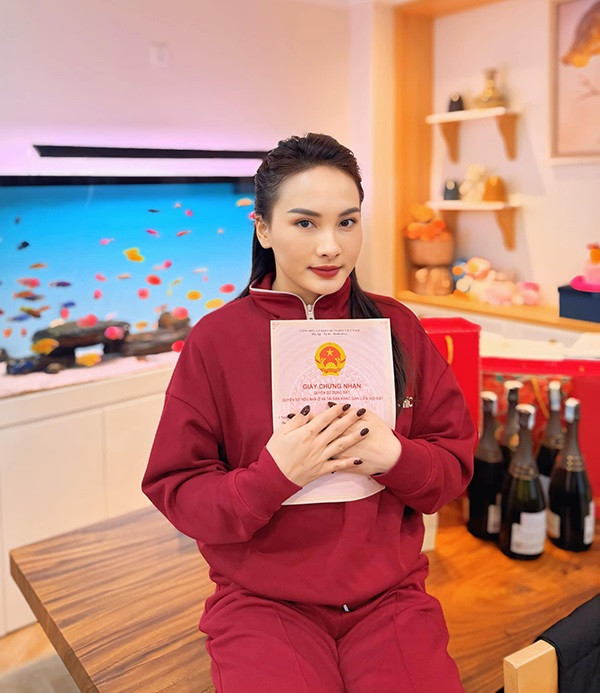 Bảo Thanh khoe sổ đỏ trước Tết 2025. (Ảnh FBNV)