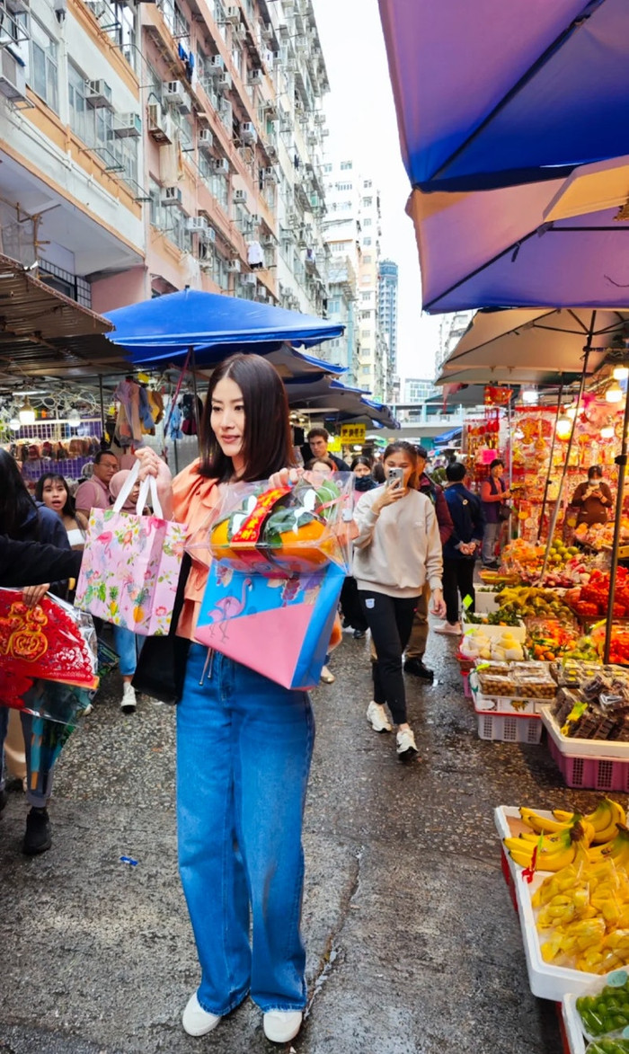 Nữ ca sĩ nổi tiếng bị bắt gặp đi bán đồ Tết ở chợ, nhan sắc tuổi 52 gây xôn xao Ảnh 1