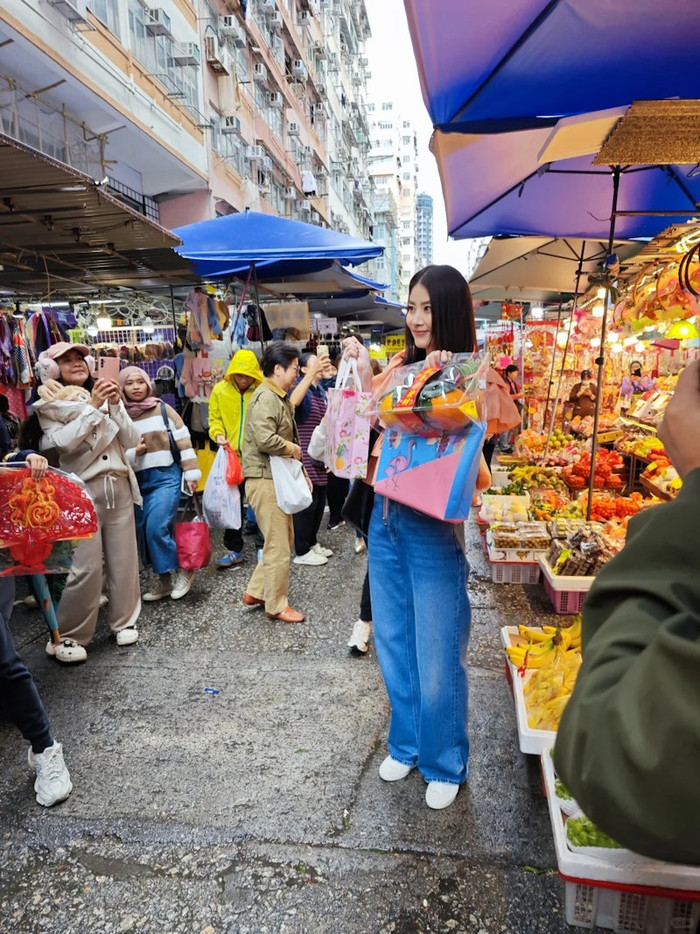 Nữ ca sĩ nổi tiếng bị bắt gặp đi bán đồ Tết ở chợ, nhan sắc tuổi 52 gây xôn xao Ảnh 3