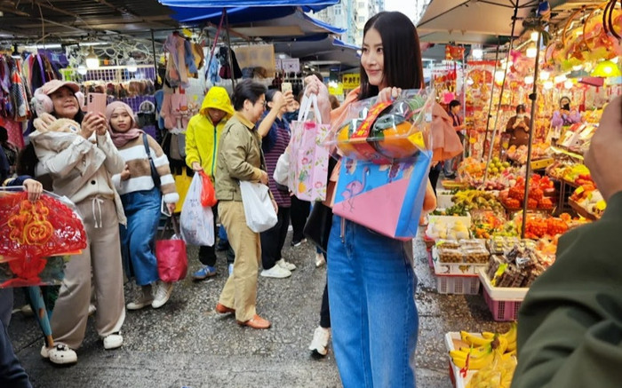 Nữ ca sĩ nổi tiếng bị bắt gặp đi bán đồ Tết ở chợ, nhan sắc tuổi 52 gây xôn xao Ảnh 2