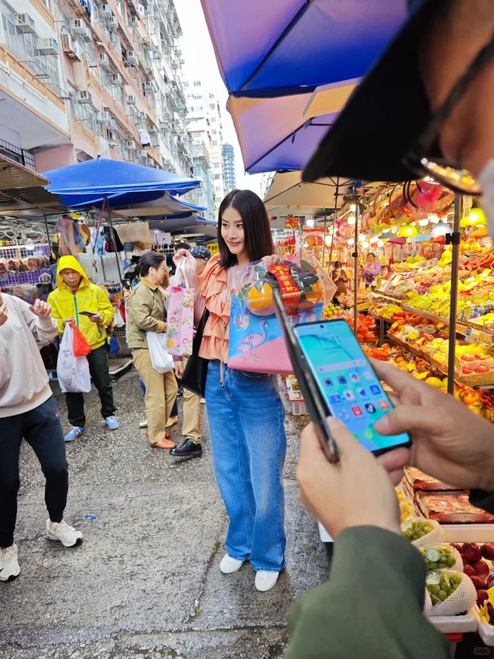 Nữ ca sĩ nổi tiếng bị bắt gặp đi bán đồ Tết ở chợ, nhan sắc tuổi 52 gây xôn xao Ảnh 2