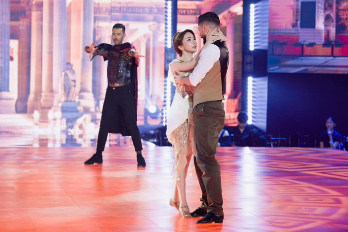 Quỳnh Nga nhận điểm số tuyệt đối từ ban giám khảo ở đêm thi Chung kết Bước Nhảy Hoàn Vũ. (Ảnh FBNV)