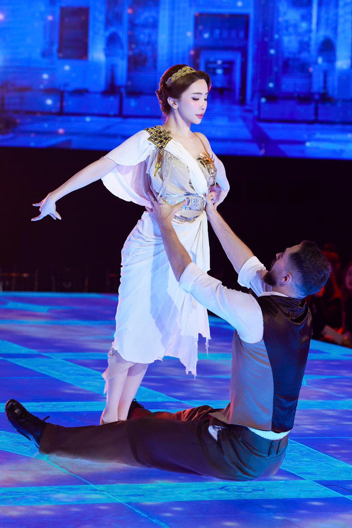 Quỳnh Nga hài hước gọi Diệp Lâm Anh là 'chồng yêu' khi được người bạn thân thiết chúc mừng chiến thắng tại Bước Nhảy Hoàn Vũ. (Ảnh FBNV)