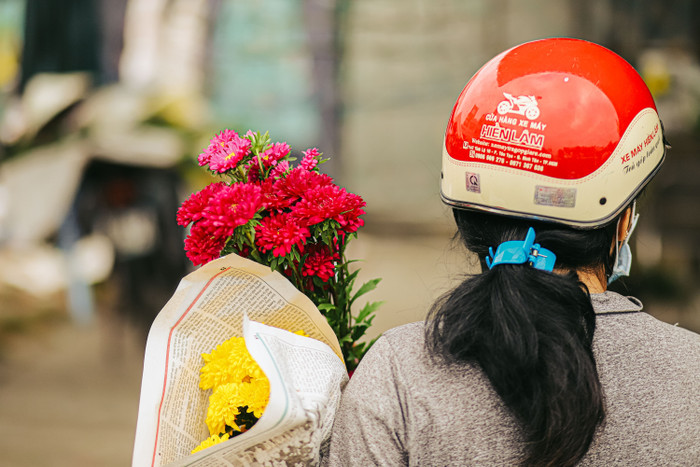 Trong phong thuỷ, hoa cúc hàm chứa rất nhiều ý nghĩa tốt đẹp. Đầu tiên phải kể đến biểu tượng của sự sống và niềm vui, tài lộc. Bên cạnh đó, bông cúc cũng tượng trưng cho sự chung thuỷ và keo sơn gắn bó.