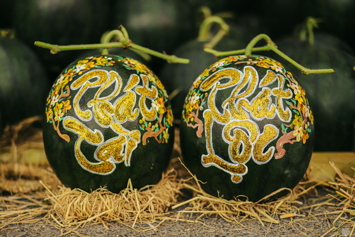 2 quả dưa hấu được khắc chữ 'Phát Tài - Phát Lộc' cực ý nghĩa.