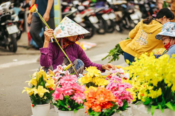 Bên cạnh hoa tươi, người bán còn nhập thêm cả những chậu hoa giả, giúp khách hàng đa dạng lựa chọn. 