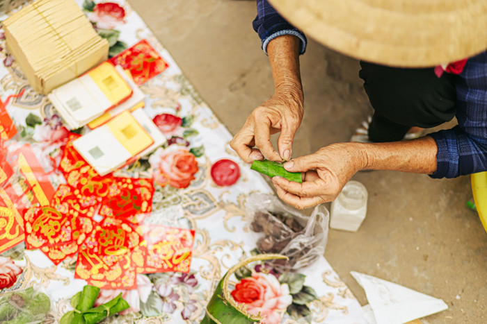 Cụ bà ngồi têm trầu ở khu chợ quê, nét đẹp không phải khu chợ nào cũng có.