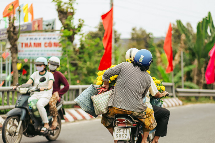 Người dân mua cúc vạn thọ mang về trang trí trong nhà.
