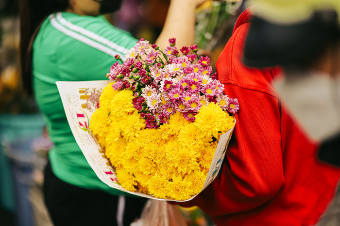 Người dân chọn được bó hoa rực rỡ sắc màu.