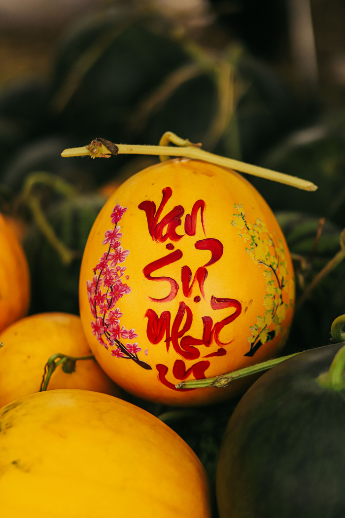 Cũng ở khu chợ này, tiểu thương còn bày bán nhiều loại quả có khắc chữ để người dân mua về dâng lên bàn thờ tổ tiên.