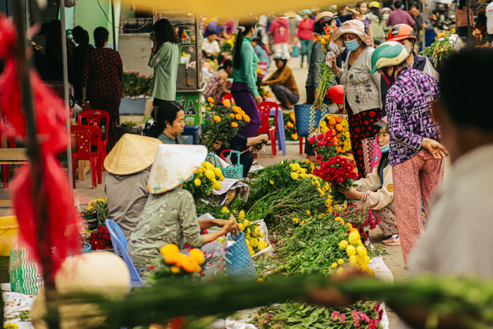 Khu chợ quê đông đúc, nhộn nhịp người đến mua hoa.