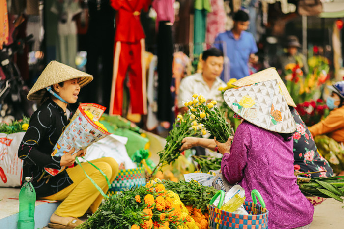 Hoa cúc vàng được nhiều người ưa chuộng lựa chọn trong dịp này. 