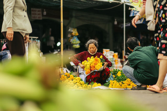 Hoa cúc vàng, hoa cúc vạn thọ là loại hoa thường thấy ở những khu chợ quê.