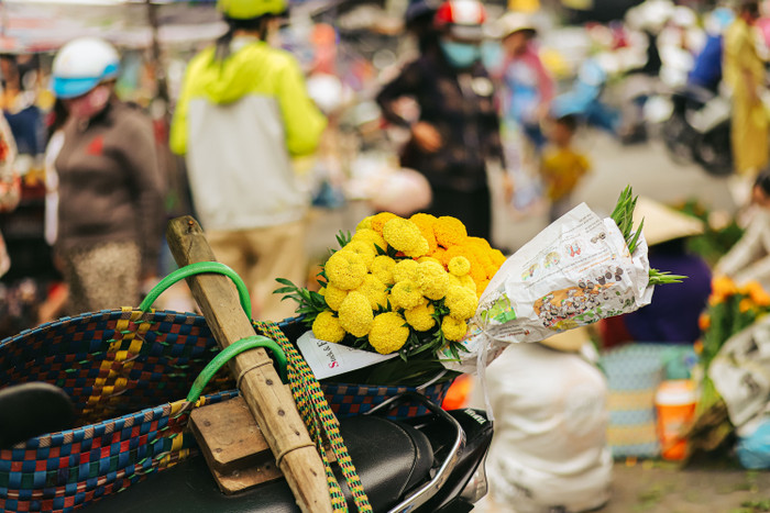 Những bó hoa đã có chủ nhân rước về.