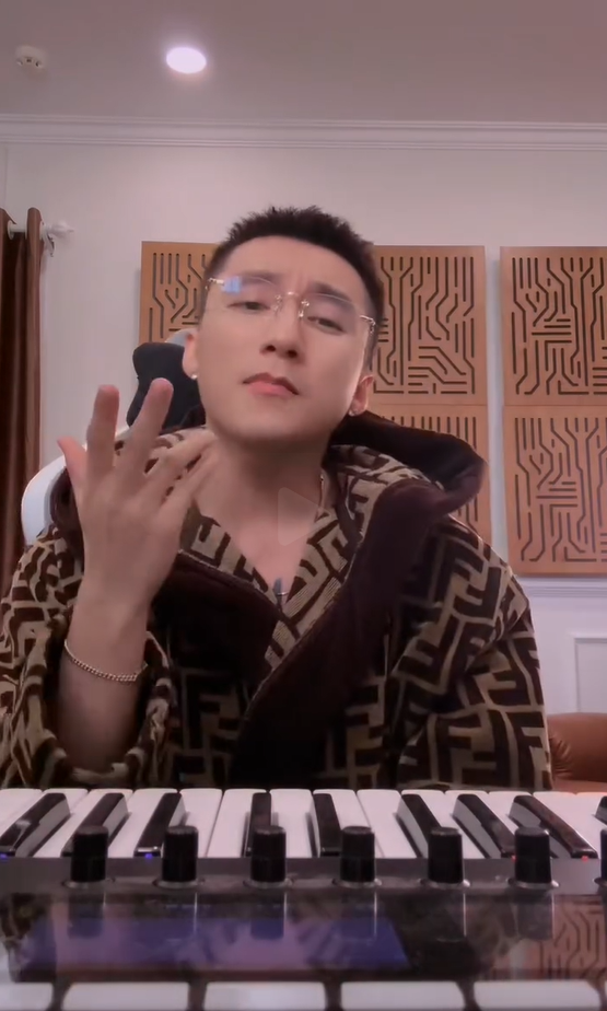 Đoạn clip 'gây bão' của Sơn Tùng tối 27 Tết Ảnh 2