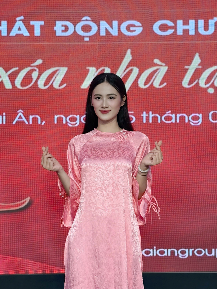 Thậm chí, một số bình luận còn cho rằng Ý Nhi ngày càng giống với một TikToker tên M.N thay vì sở hữu nét đẹp 'độc bản' của chính mình. 