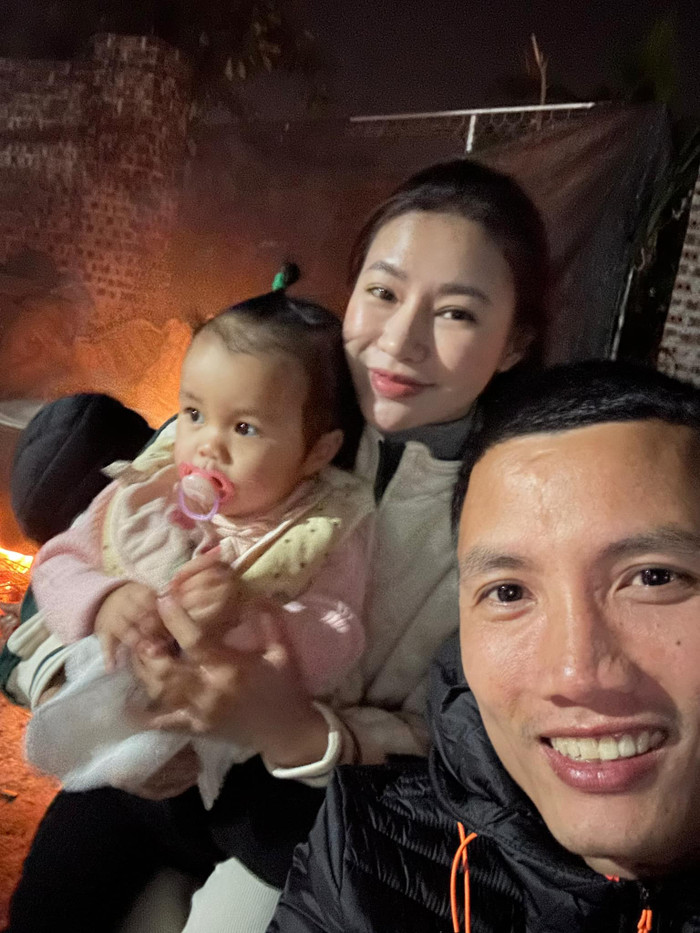 Vợ thủ môn Đình Triệu gây chú ý với nhan sắc thu hút dù chụp ảnh ở điều kiện thiếu ánh sáng. (Ảnh: FBNV)