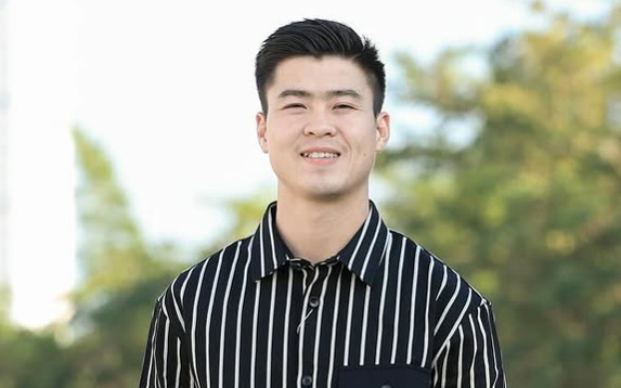 Duy Mạnh ra dáng 'bố bỉm', chăm con chu đáo dù ngày cuối năm bận rộn Ảnh 2