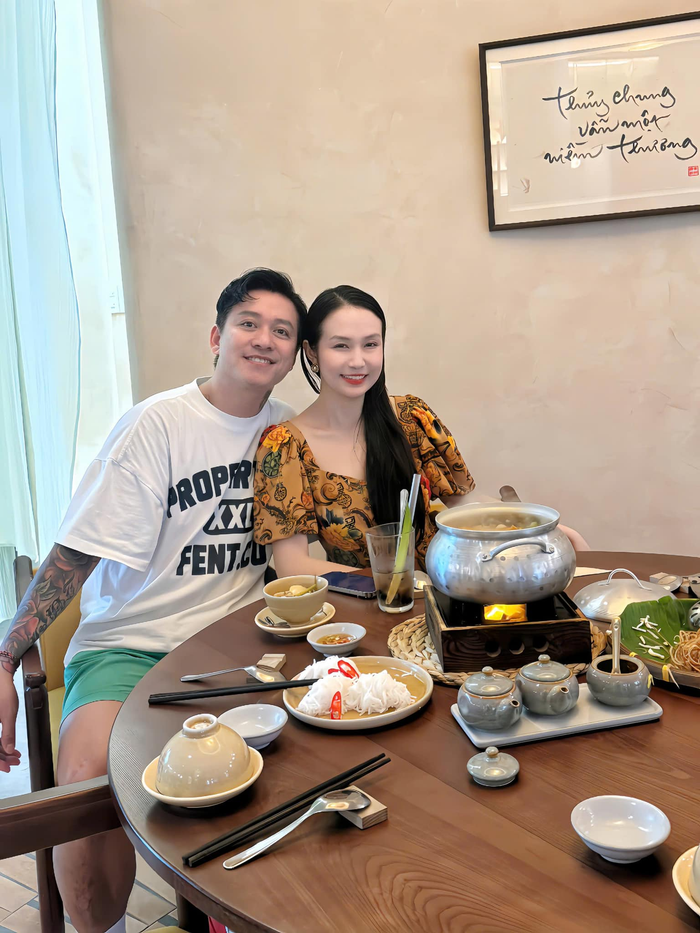 Hương Baby là người 'giữ tay hòm chìa khoá', lo chuyện chi tiêu, sinh hoạt trong gia đình. (Ảnh: FBNV)