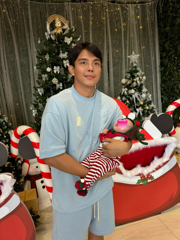 Tuy còn bỡ ngỡ nhưng ông bố vẫn dành thời gian để tự tay chăm sóc con gái cưng. (Ảnh FBNV)