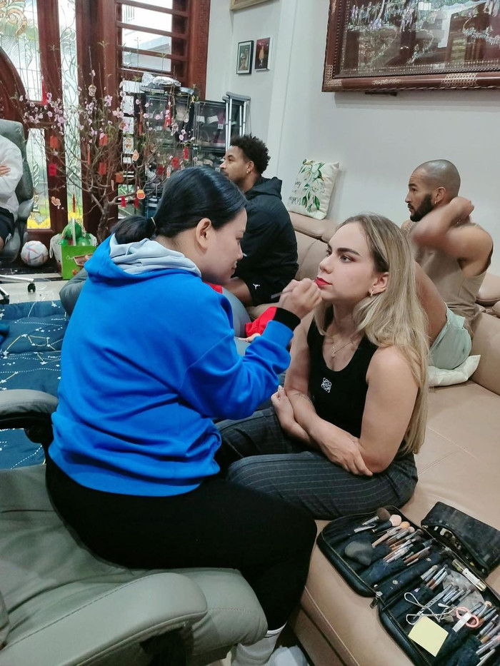 Vợ của Nguyễn Xuân Son được trang điểm kỹ lưỡng trước khi lên hình. Ảnh: Nam Định FC