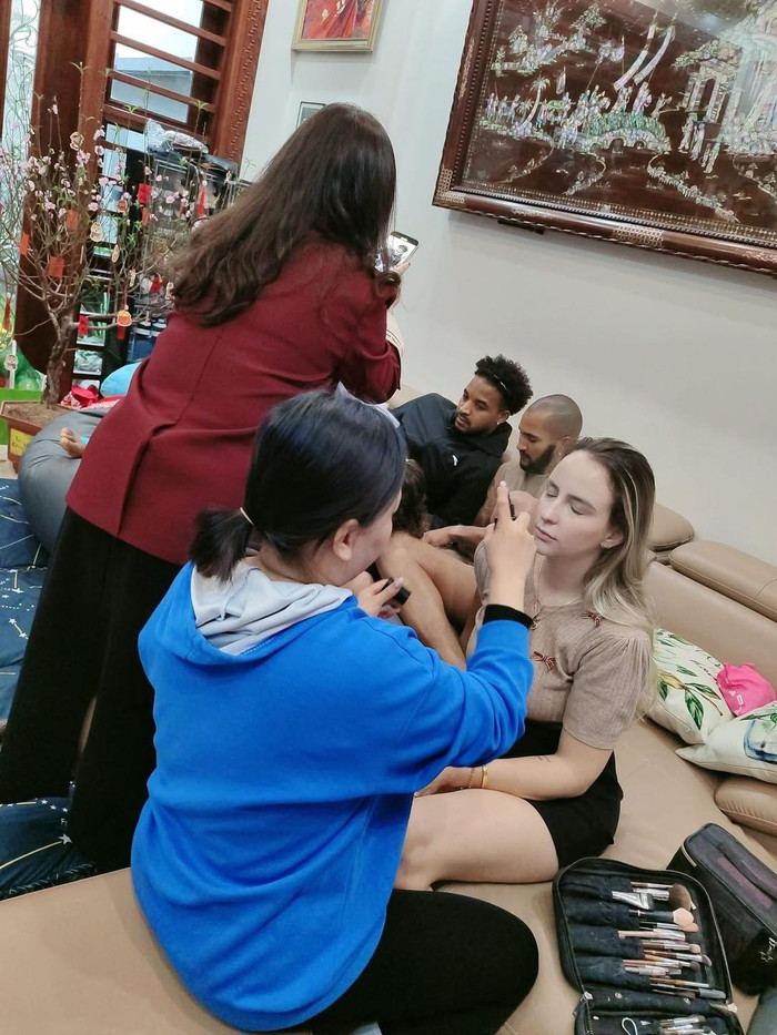 Dù cả gia đình đều là người nước ngoài, nhưng qua từng khoảnh khắc, có thể thấy họ trân trọng và hòa mình vào truyền thống Tết Việt. Nguyễn Xuân Son và gia đình đã tạo nên hình ảnh đẹp về sự kết nối văn hóa, không chỉ là sự giao thoa mà còn là tình yêu và sự tôn trọng đối với quê hương mà anh đang sinh sống và cống hiến. Ảnh: Nam Định FC 