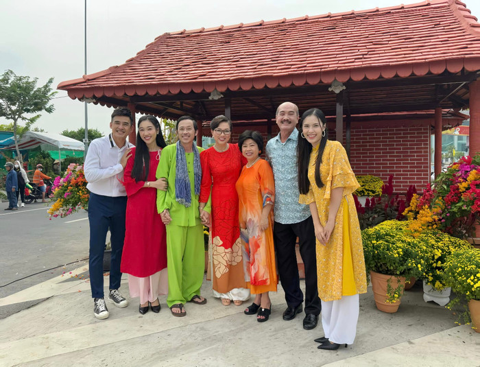 Hoài Linh (áo xanh lá) rạng rỡ tại hậu trường phim mới.