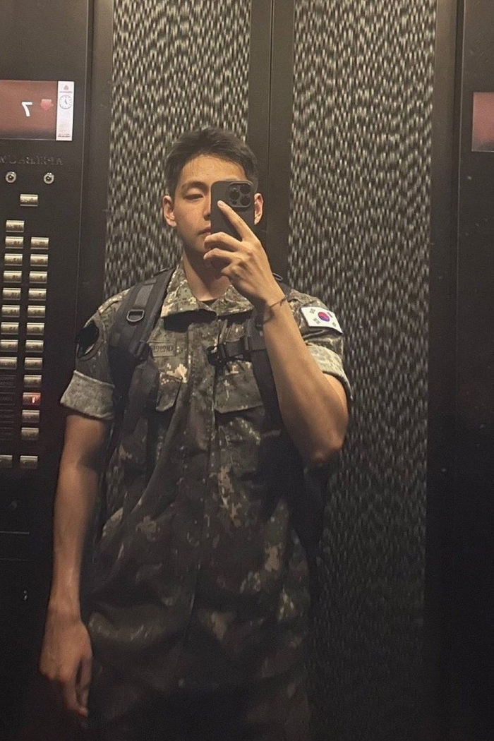 V chăm chỉ làm một việc trước thềm xuất ngũ, tái hợp cùng BTS Ảnh 1