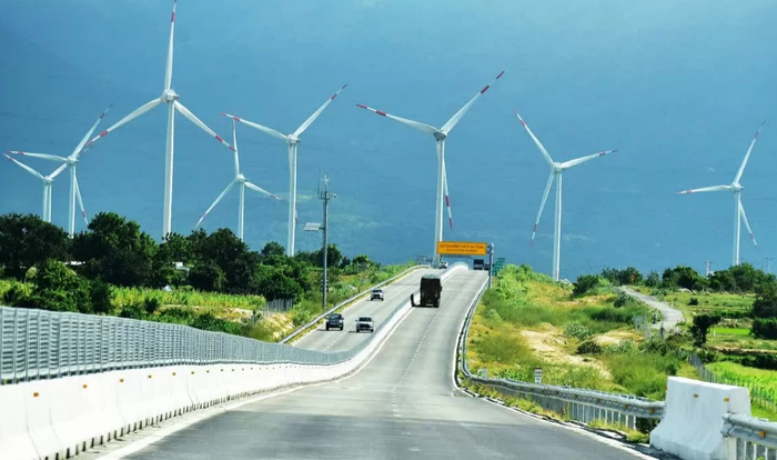 Tuyến cao tốc Cam Lâm - Vĩnh Hảo chạy ngang khu vực đặt điện gió, điện mặt trời tại tỉnh Ninh Thuận. (Nguồn: Tuổi trẻ)