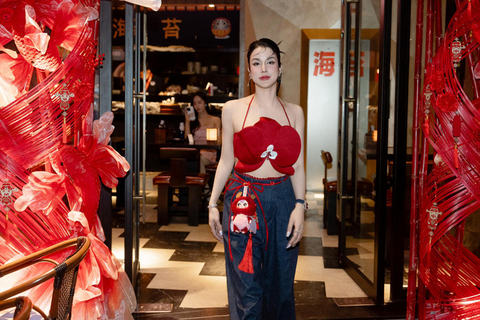 Diệp Lâm Anh diện trang phục khéo khoe làn da trắng và nét đẹp quyến rũ. (Ảnh FBNV)