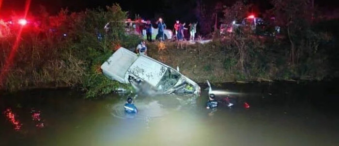 Tài xế lái xe tải lao xuống sông tử vong, nghi do uống rượu bia Ảnh 1