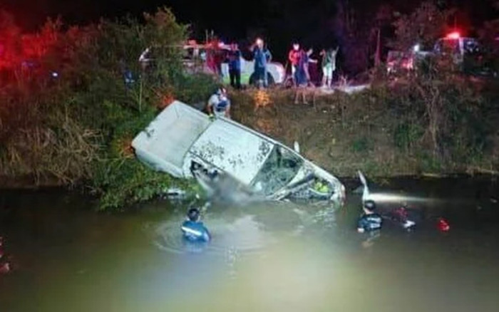 Tài xế lái xe tải lao xuống sông tử vong, nghi do uống rượu bia Ảnh 2