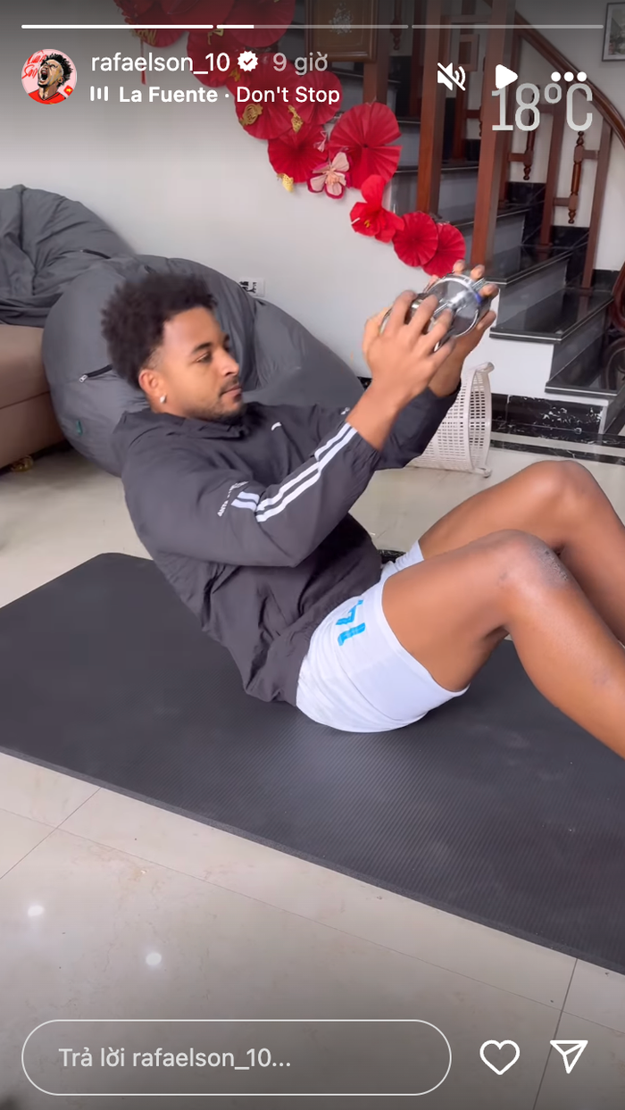 Nguyễn Xuân Son tập luyện thể dục nhẹ nhàng sau khi điều trị chấn thương ở chân. (Ảnh chụp màn hình)