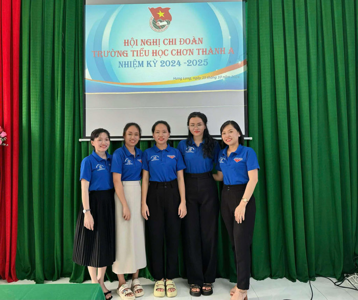 Ngoài công việc giảng dạy, cô còn đảm nhiệm vai trò Bí thư Chi đoàn trường.