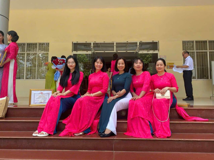 Cô giáo Thục Linh cùng các đồng nghiệp.