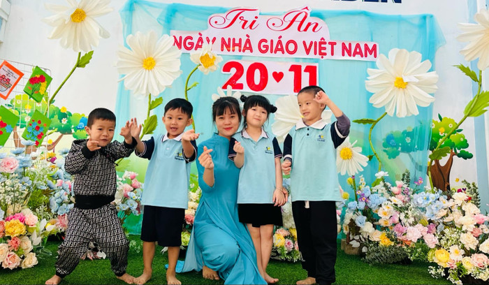 Cô giáo Hoàng Thị Hương bên cạnh học trò của mình. 