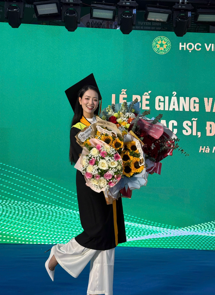 Á hậu Bùi Khánh Linh tốt nghiệp Đại học loại giỏi
