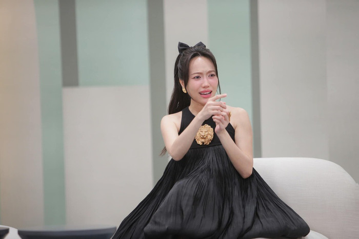 Diệu Nhi diện đồ rộng thùng thình khi ghi hình chương trình Đảo Thiên Đường. (Ảnh BTC)