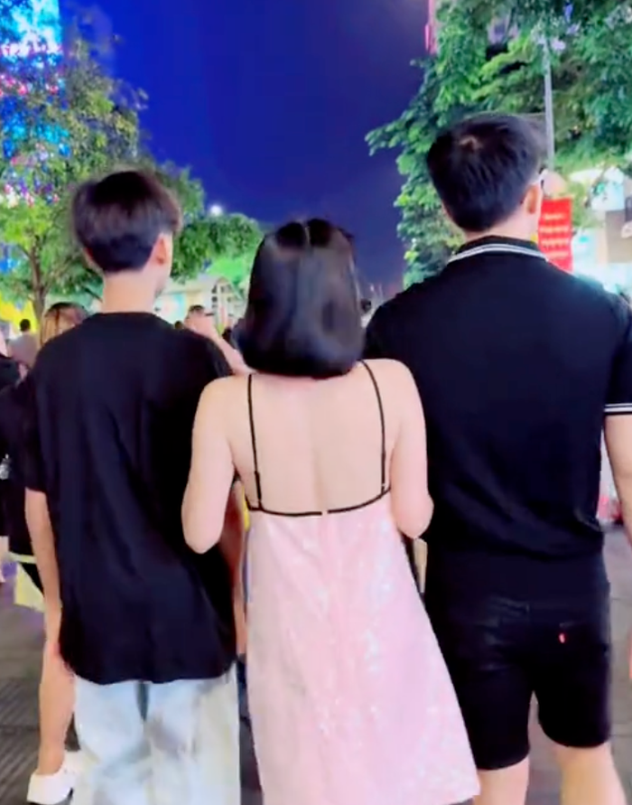 Lệ Quyên bị hiểu lầm diện váy ngủ để đi dạo. 