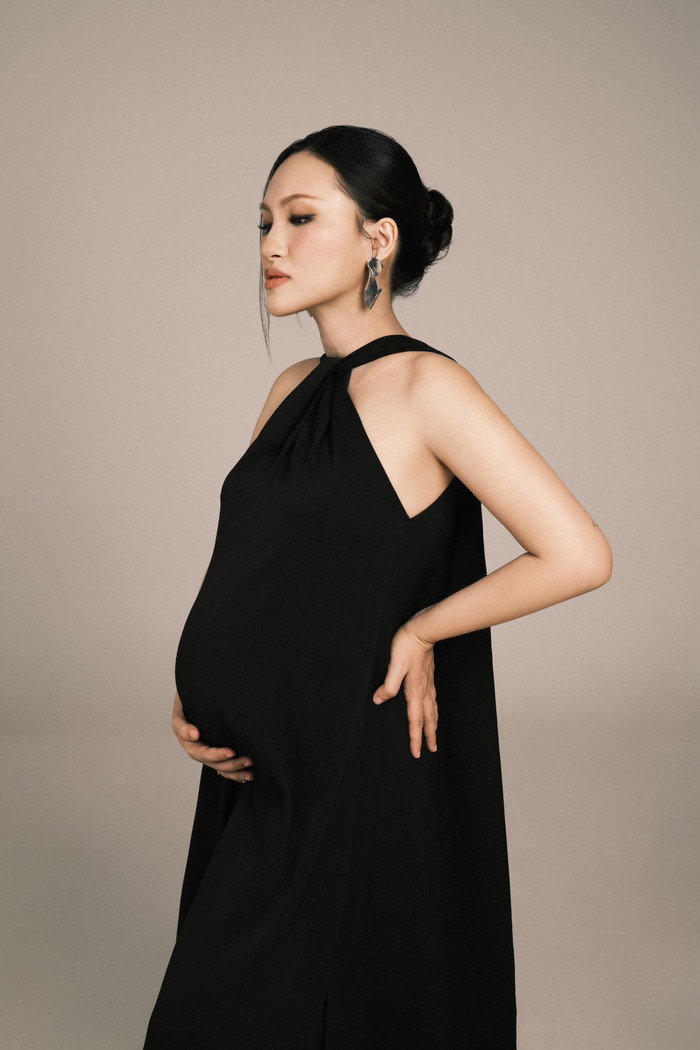 Bộ ảnh bầu của nữ ca sĩ Nguyên Hà từng gây xôn xao cõi mạng. Ảnh: FBNV