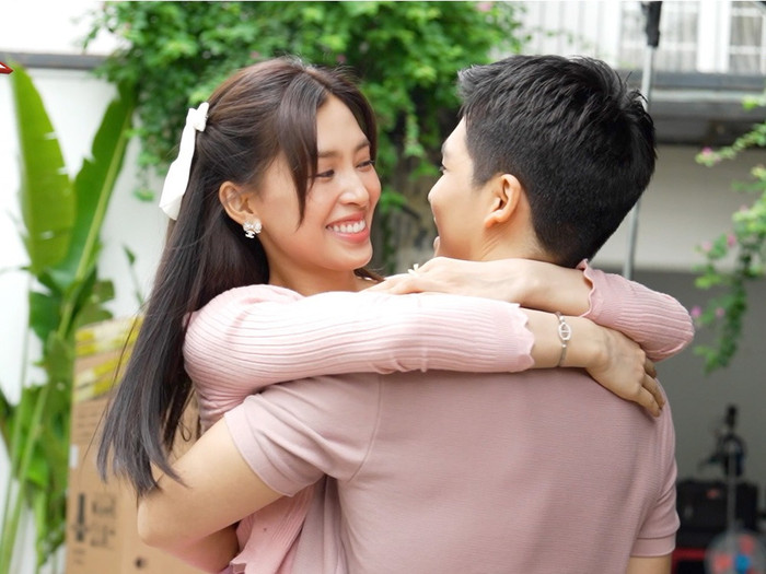 Cặp đôi có nhiều cảnh tình tứ trong phim mới. (Ảnh FBNV)